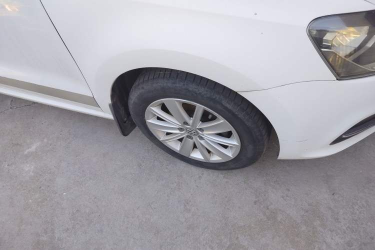 Used Volkswagen Polo 2014 1.6L Automatic Comfort Edition Right Front Wheel Hub