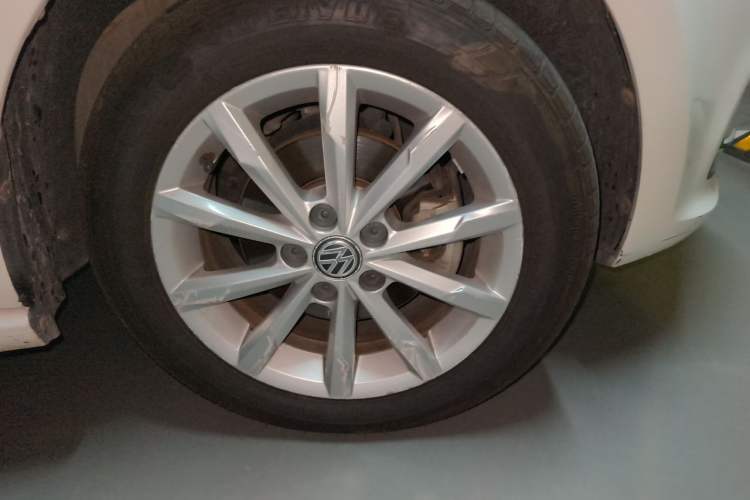 Used Volkswagen Polo 2014 1.6L Automatic Luxury Edition Right Front Wheel Hub