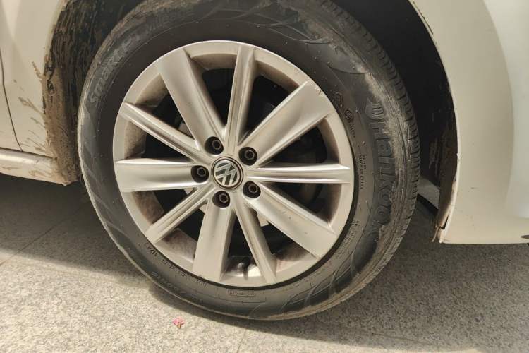 Used Volkswagen Polo 2014 1.6L Automatic Comfort Edition Right Front Wheel Hub