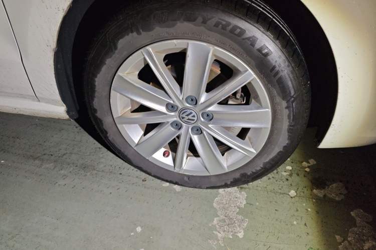 Used Volkswagen Polo 2014 1.6L Automatic Comfort Edition Right Front Wheel Hub
