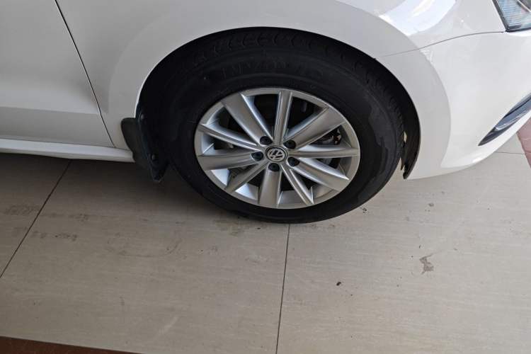 Used Volkswagen Polo 2014 1.4L Automatic Comfort Edition Right Front Wheel Hub