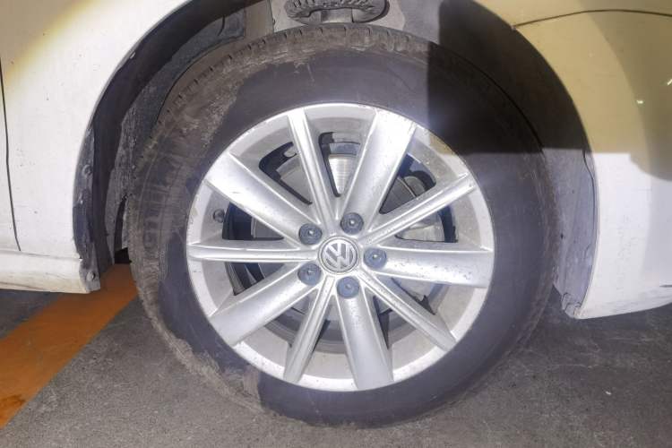 Used Volkswagen Polo 2014 1.4L Automatic Comfort Edition Right Front Wheel Hub