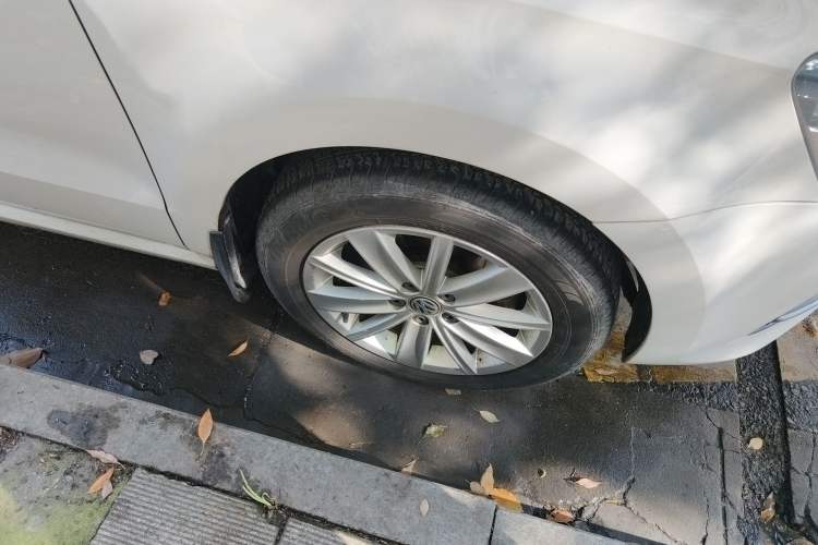 Used Volkswagen Polo 2014 1.6L Automatic Comfort Edition Right Front Wheel Hub