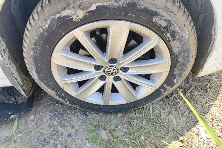 Used Volkswagen Polo 2014 1.4L Automatic Comfort Edition Right Front Wheel Hub