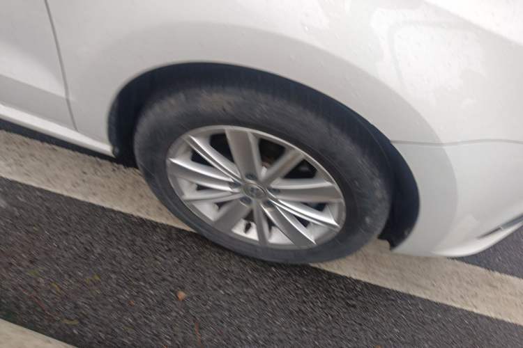 Used Volkswagen Polo 2014 1.6L Automatic Comfort Edition Right Front Wheel Hub