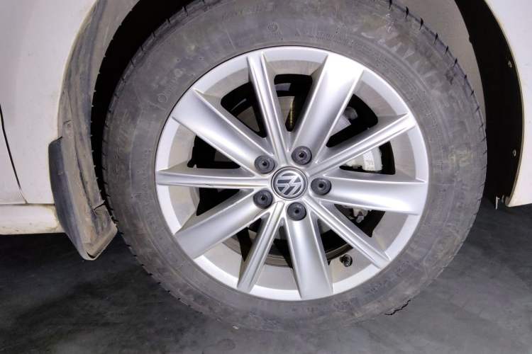 Used Volkswagen Polo 2014 1.6L Automatic Comfort Edition Right Front Wheel Hub