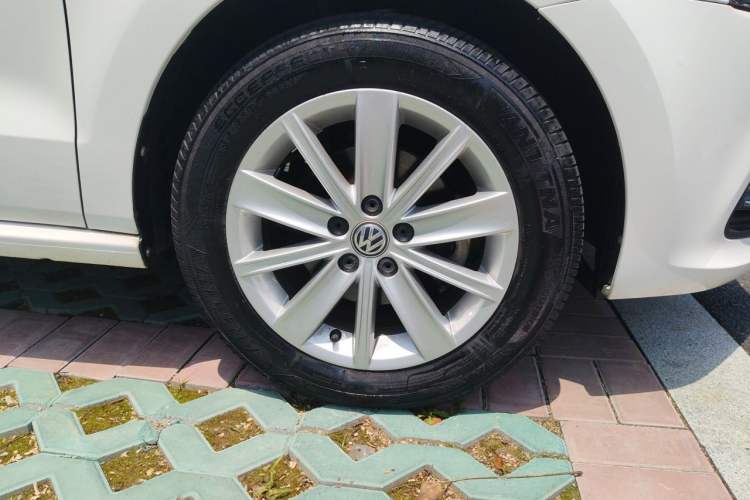 Used Volkswagen Polo 2014 1.6L Automatic Comfort Edition Right Front Wheel Hub