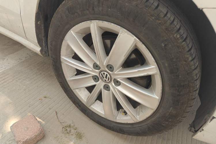 Used Volkswagen Polo 2014 1.4L Automatic Comfort Edition Right Front Wheel Hub