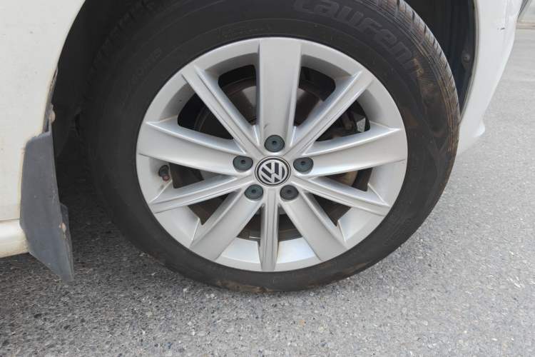 Used Volkswagen Polo 2014 1.6L Automatic Comfort Edition Right Front Wheel Hub