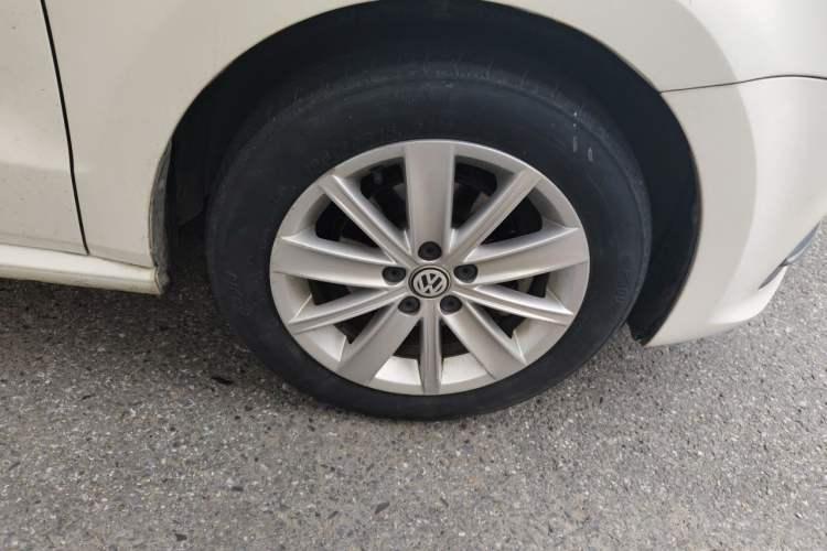 Used Volkswagen Polo 2014 1.4L Automatic Comfort Edition Right Front Wheel Hub