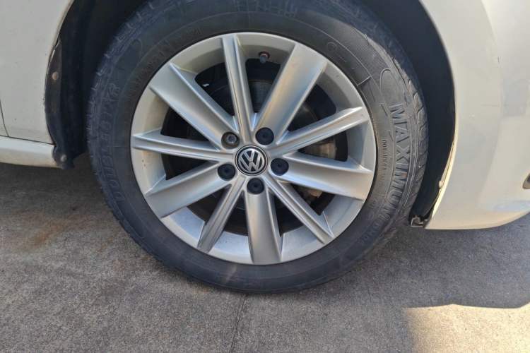 Used Volkswagen Polo 2014 1.4L Automatic Comfort Edition Right Front Wheel Hub
