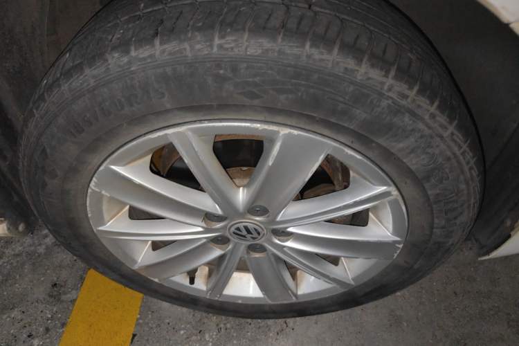 Used Volkswagen Polo 2014 1.6L Automatic Comfort Edition Right Front Wheel Hub