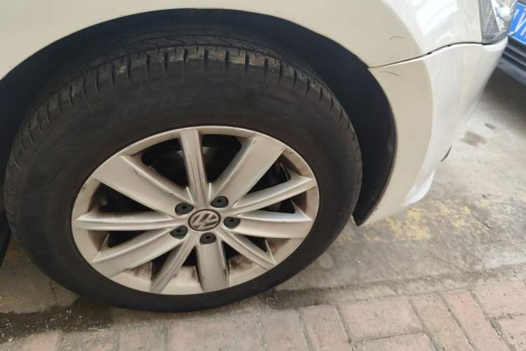 Used Volkswagen Polo 2014 1.6L Automatic Comfort Edition Right Front Wheel Hub