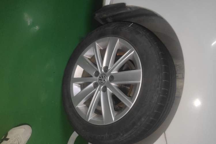 Used Volkswagen Polo 2014 1.6L Automatic Comfort Edition Right Front Wheel Hub