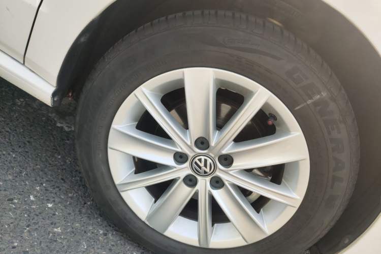 Used Volkswagen Polo 2014 1.6L Automatic Comfort Edition Right Front Wheel Hub