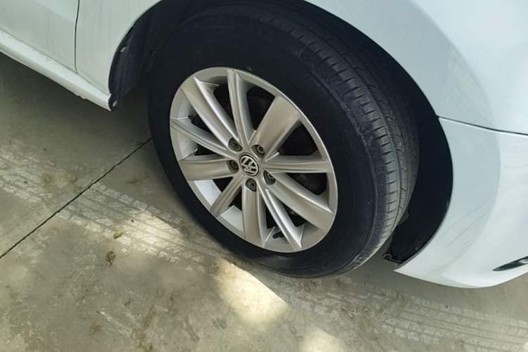 Used Volkswagen Polo 2014 1.6L Automatic Comfort Edition Right Front Wheel Hub