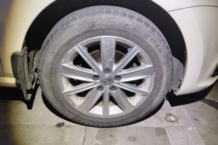 Used Volkswagen Polo 2014 1.6L Automatic Comfort Edition Right Front Wheel Hub