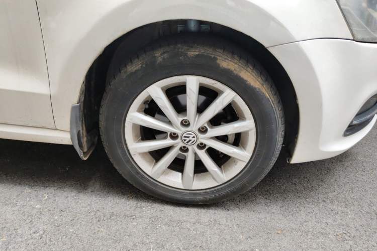 Used Volkswagen Polo 2014 1.6L Automatic Luxury Edition Right Front Wheel Hub