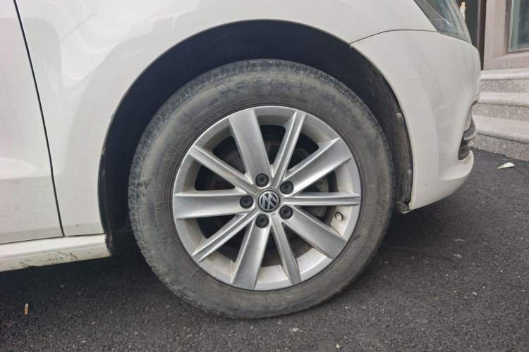 Used Volkswagen Polo 2014 1.6L Automatic Comfort Edition Right Front Wheel Hub