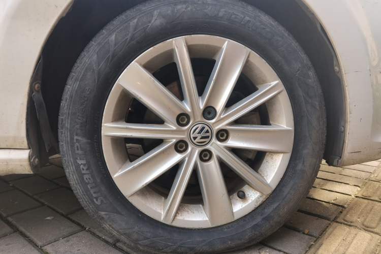 Used Volkswagen Polo 2014 1.4L Automatic Comfort Edition Right Front Wheel Hub