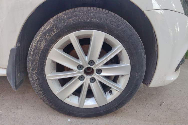 Used Volkswagen Polo 2014 1.6L Automatic Comfort Edition Right Front Wheel Hub