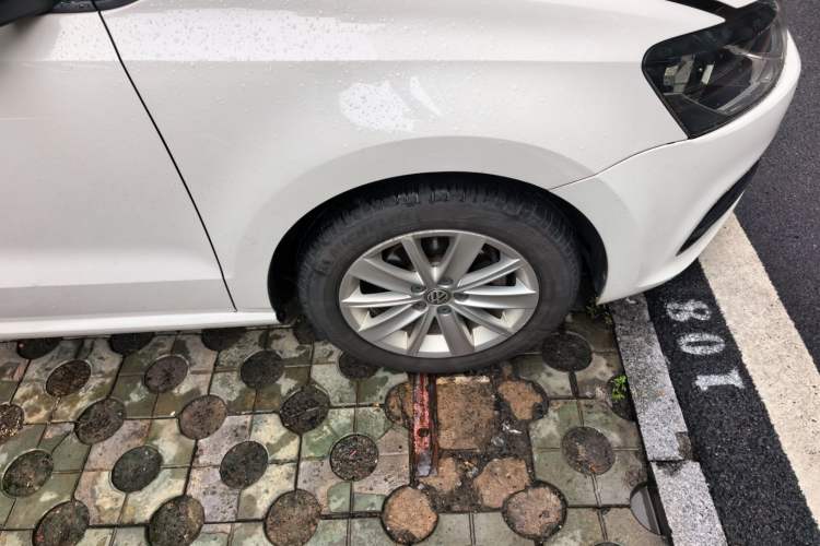 Used Volkswagen Polo 2014 1.6L Automatic Comfort Edition Right Front Wheel Hub