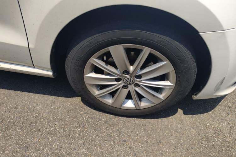 Used Volkswagen Polo 2014 1.4L Automatic Comfort Edition Right Front Wheel Hub
