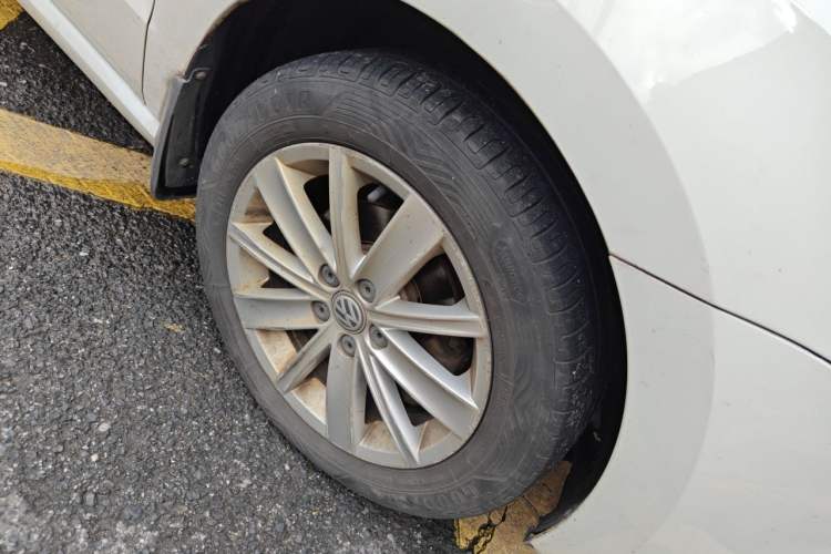 Used Volkswagen Polo 2014 1.4L Automatic Comfort Edition Right Front Wheel Hub