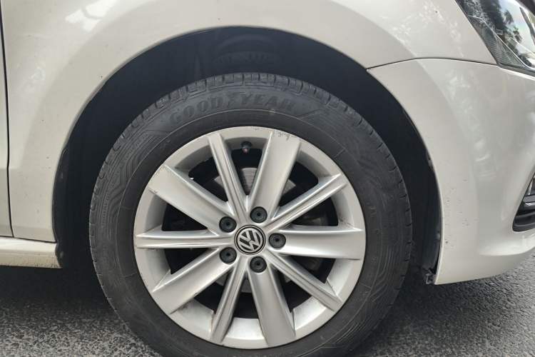 Used Volkswagen Polo 2014 1.6L Automatic Comfort Edition Right Front Wheel Hub