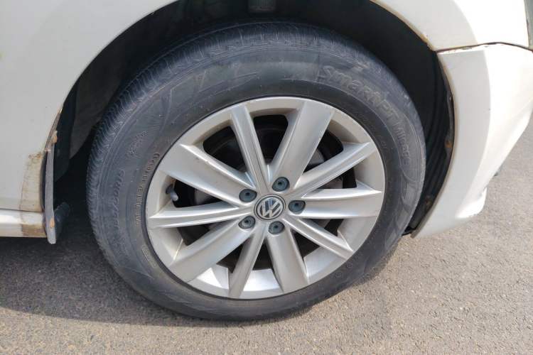 Used Volkswagen Polo 2014 1.4L Automatic Comfort Edition Right Front Wheel Hub