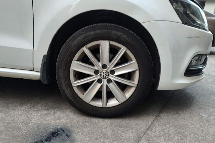 Used Volkswagen Polo 2014 1.6L Automatic Comfort Edition Right Front Wheel Hub