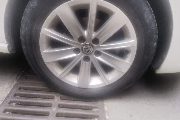 Used Volkswagen Polo 2014 1.4L Automatic Comfort Edition Right Front Wheel Hub