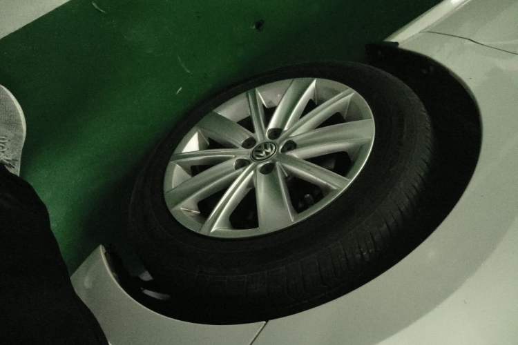 Used Volkswagen Polo 2014 1.4L Automatic Comfort Edition Right Front Wheel Hub