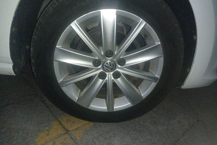 Used Volkswagen Polo 2014 1.4L Automatic Comfort Edition Right Front Wheel Hub
