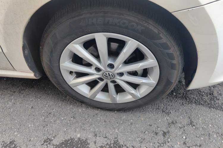 Used Volkswagen Polo 2014 1.4L Automatic Luxury Edition Right Front Wheel Hub