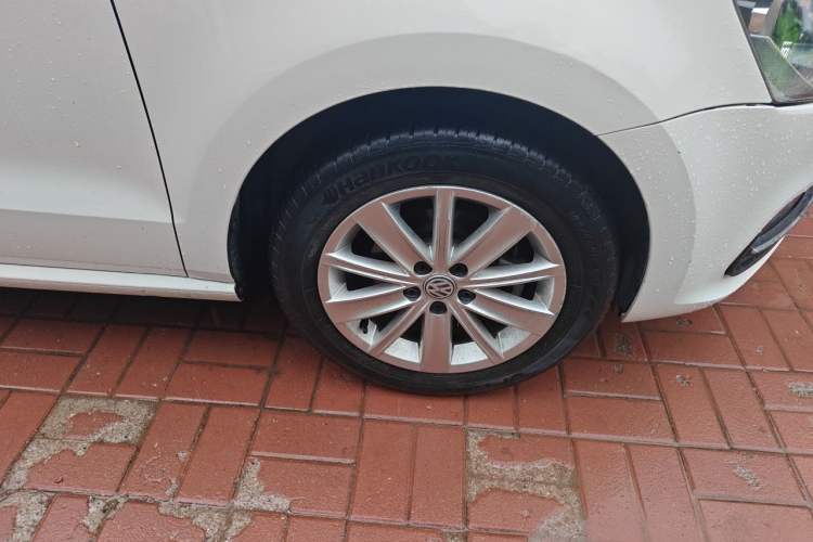 Used Volkswagen Polo 2014 1.4L Automatic Comfort Edition Right Front Wheel Hub