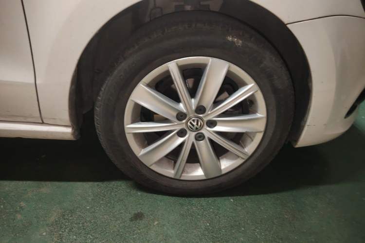 Used Volkswagen Polo 2014 1.6L Manual Comfort Edition Right Front Wheel Hub