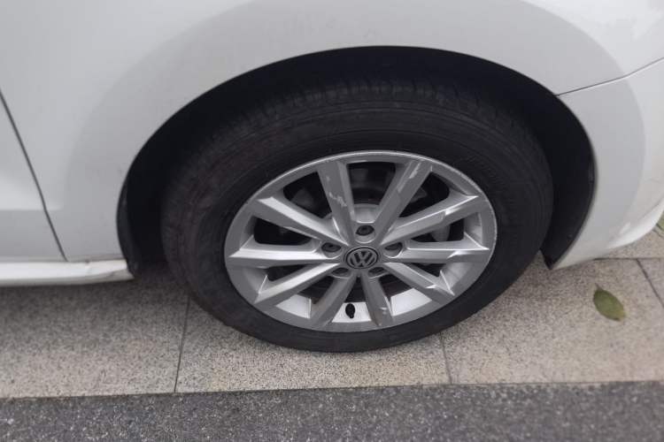 Used Volkswagen Polo 2014 1.6L Automatic Luxury Edition Right Front Wheel Hub