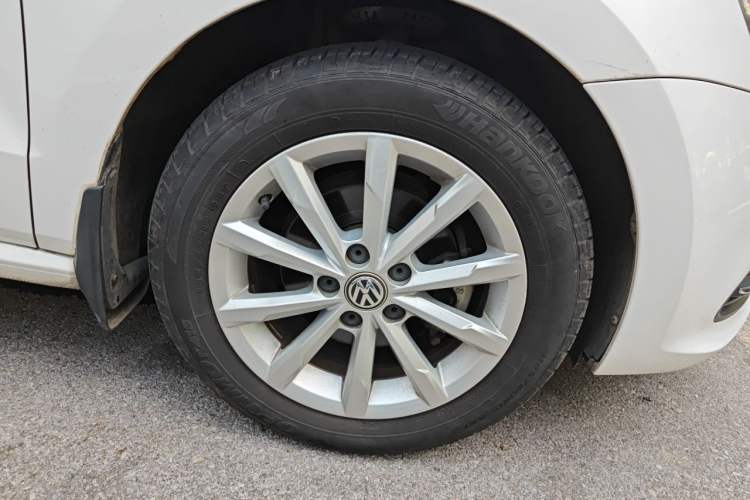 Used Volkswagen Polo 2014 1.6L Automatic Luxury Edition Right Front Wheel Hub