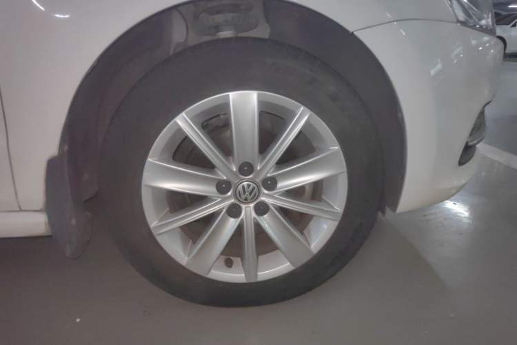 Used Volkswagen Polo 2014 1.4L Automatic Comfort Edition Right Front Wheel Hub