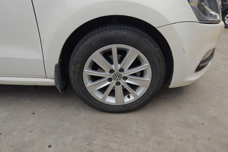 Used Volkswagen Polo 2014 1.4L Automatic Comfort Edition Right Front Wheel Hub