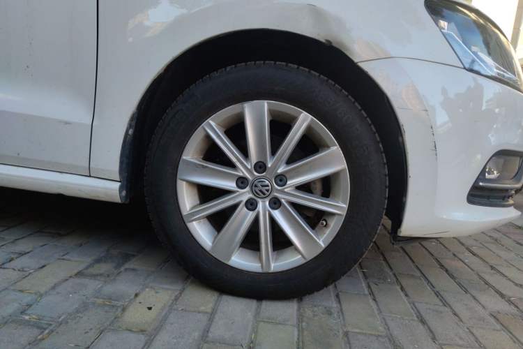 Used Volkswagen Polo 2014 1.4L Automatic Comfort Edition Right Front Wheel Hub