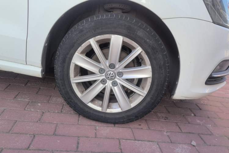 Used Volkswagen Polo 2014 1.4L Automatic Comfort Edition Right Front Wheel Hub