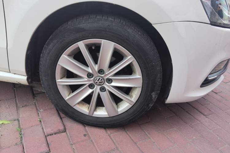Used Volkswagen Polo 2014 1.6L Automatic Comfort Edition Right Front Wheel Hub