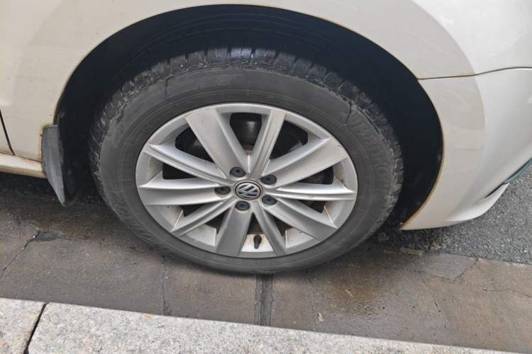 Used Volkswagen Polo 2014 1.6L Automatic Comfort Edition Right Front Wheel Hub