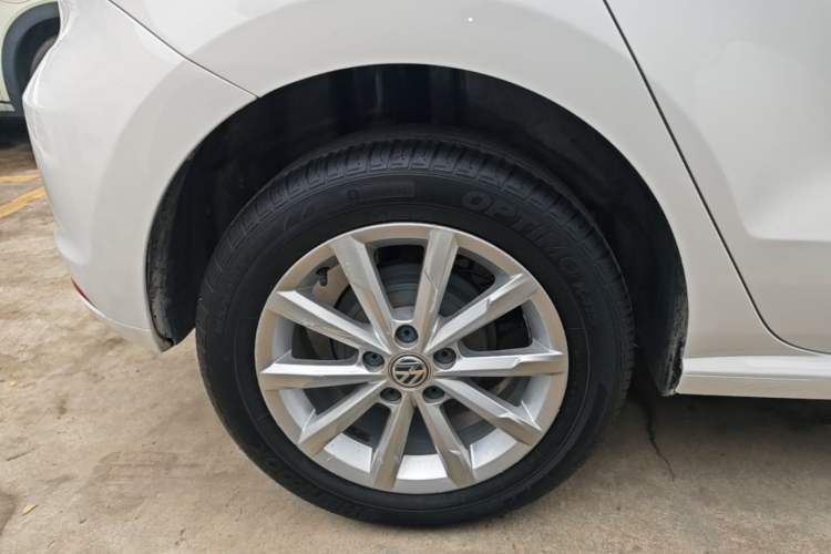 Used Volkswagen Polo 2014 1.6L Automatic Luxury Edition Right Rear Wheel Hub