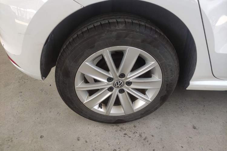 Used Volkswagen Polo 2014 1.6L Automatic Comfort Edition Right Rear Wheel Hub