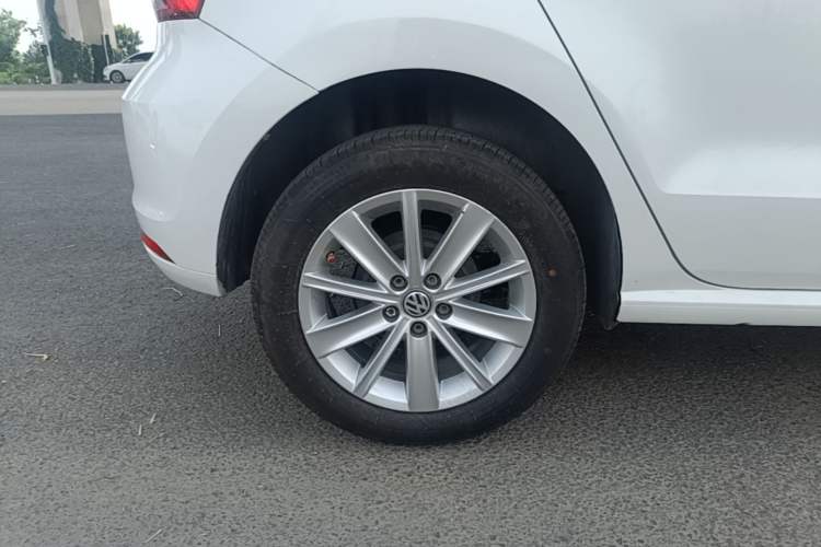 Used Volkswagen Polo 2014 1.4L Automatic Comfort Edition Right Rear Wheel Hub