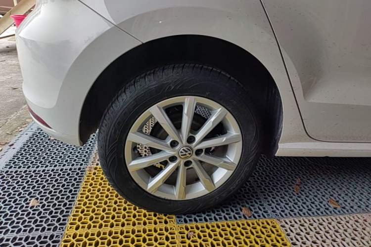 Used Volkswagen Polo 2014 1.6L Automatic Luxury Edition Right Rear Wheel Hub