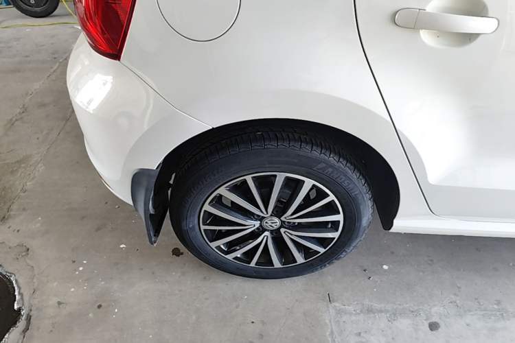 Used Volkswagen Polo 2014 1.4L Automatic Comfort Edition Right Rear Wheel Hub